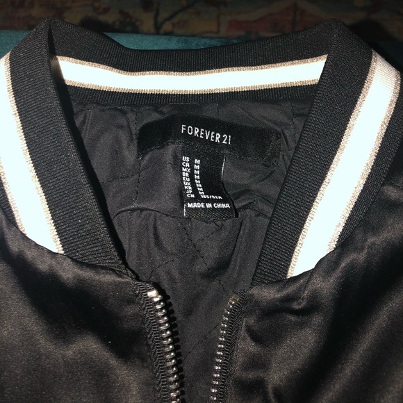 Forever 21 satin padded cropped bomber jacket Sz M - Picture 7 of 9